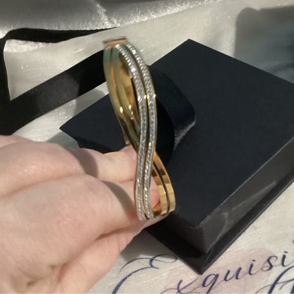 🖤Gorgeous Gold Plated Crossover infinity bracelet bangle - Picture 13 of 17